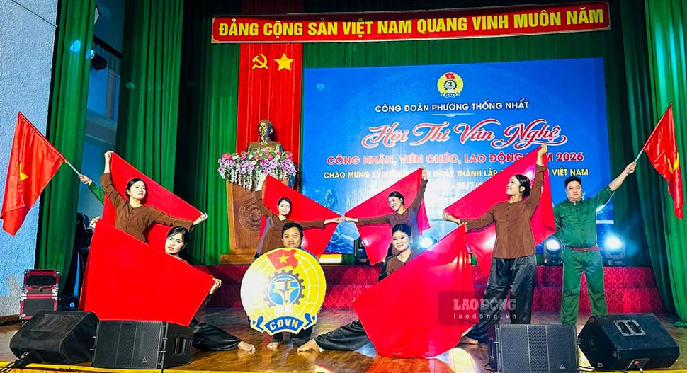 トンニャット区労働組合が主催する芸術祭での歌と踊りのパフォーマンス。写真:ミー・レ