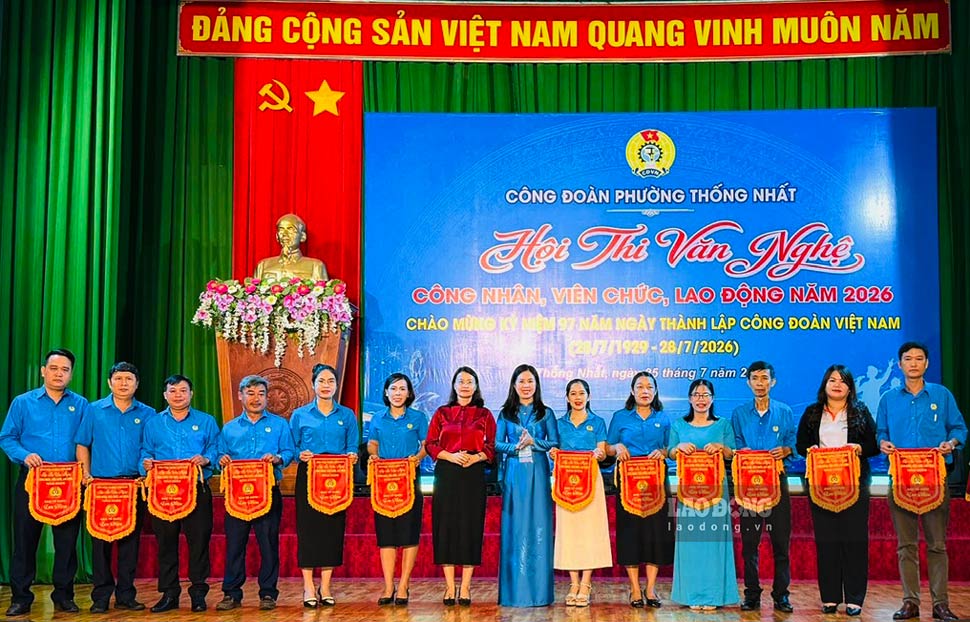 Ban Tổ chức trao cờ lưu niệm cho các đội tham gia hội thi. Ảnh: Mỹ Lệ