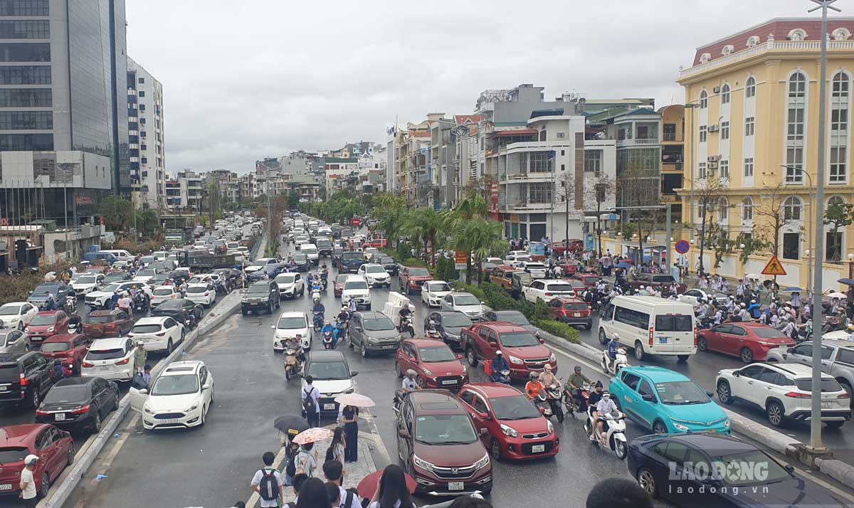 Organizing school bus pick-up and drop-off is convenient for families and students, and also contributes to reducing personal vehicles, reducing congestion and the risk of traffic unsafety in the school area. Pictured is the peak hour in front of a school in Ha Long. Photo: Nguyen Hung