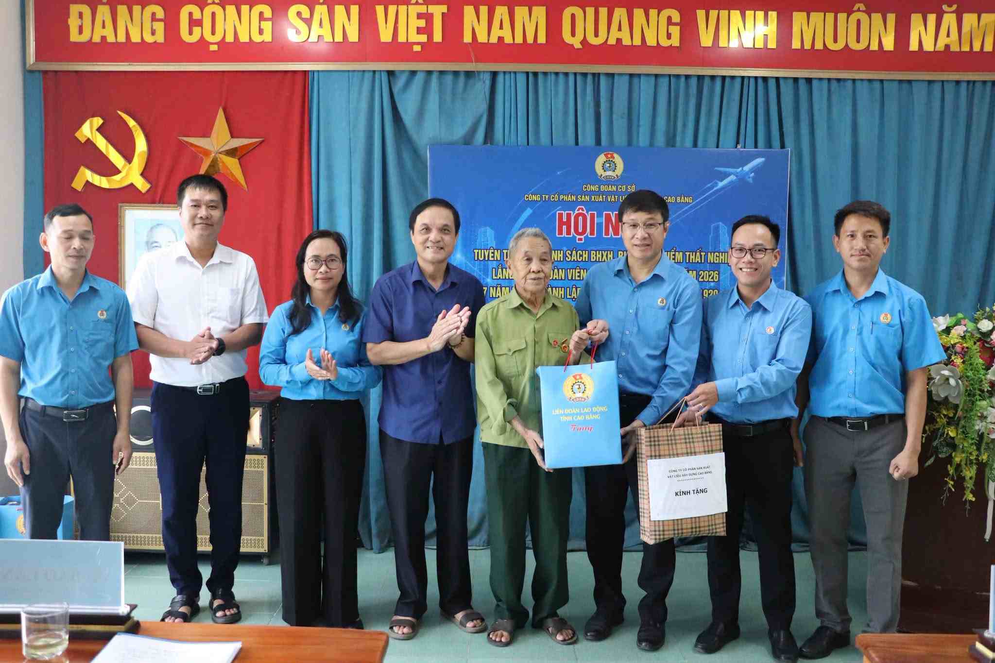 Đại diện Công đoàn Cao Bằng trao quà động viên người lao động có công với cách mạng. Ảnh: LĐLĐ tỉnh Cao Bằng