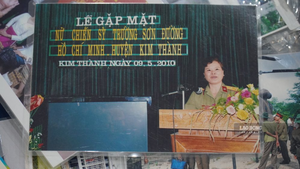 Trong những chương trình giao lưu cựu chiến binh, bà Phiếm thường kể lại ký ức, ôn lại kỉ niệm và tri ân đồng đội đã nằm lại nơi chiến trường. Ảnh: Minh Vũ