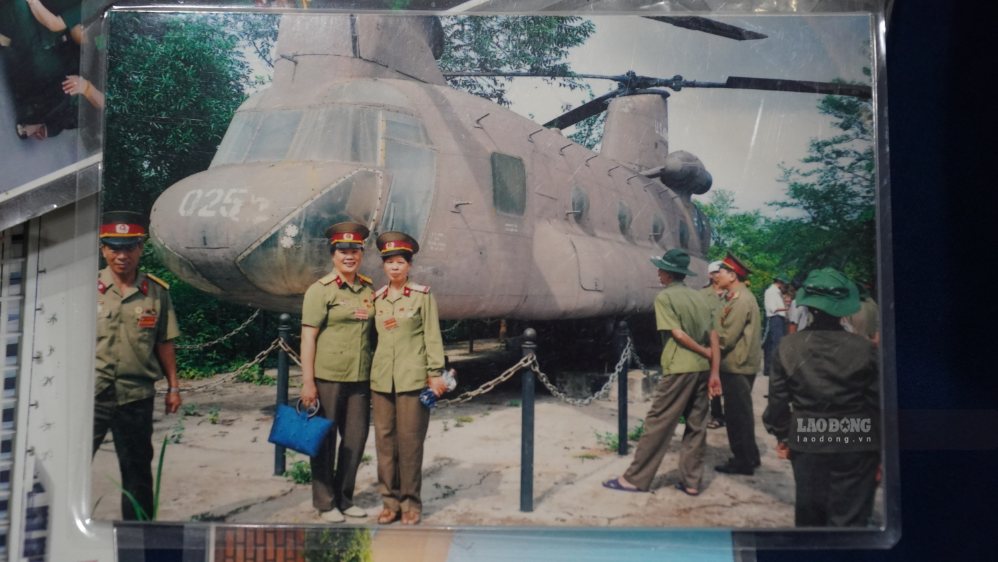 古い写真を一枚一枚めくっていくと、爆弾や弾丸の時代、そして昔の戦友たちの記憶が、退役軍人や負傷兵の心に蘇ります。写真:ミン・ヴー
