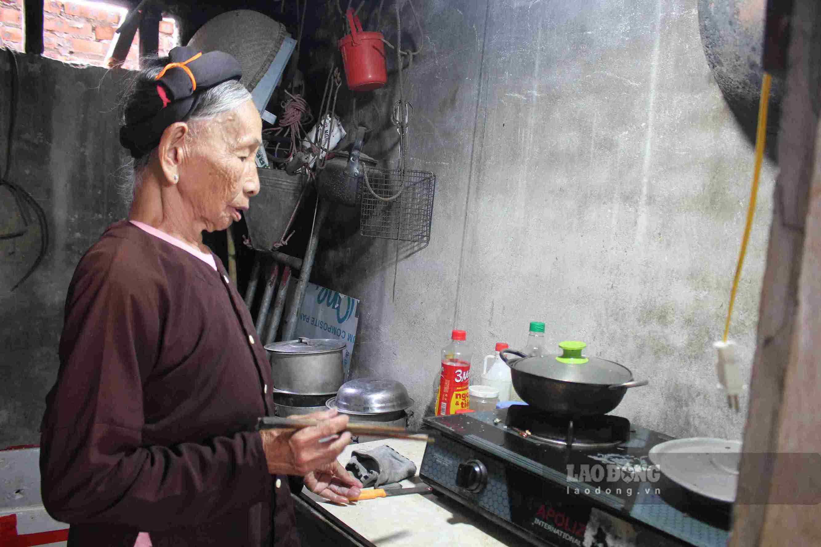 Bà ngoại ngoài 90 tuổi chuẩn bị bữa cơm cho cháu ngoại mồ côi mẹ. Ảnh: Mai Hương