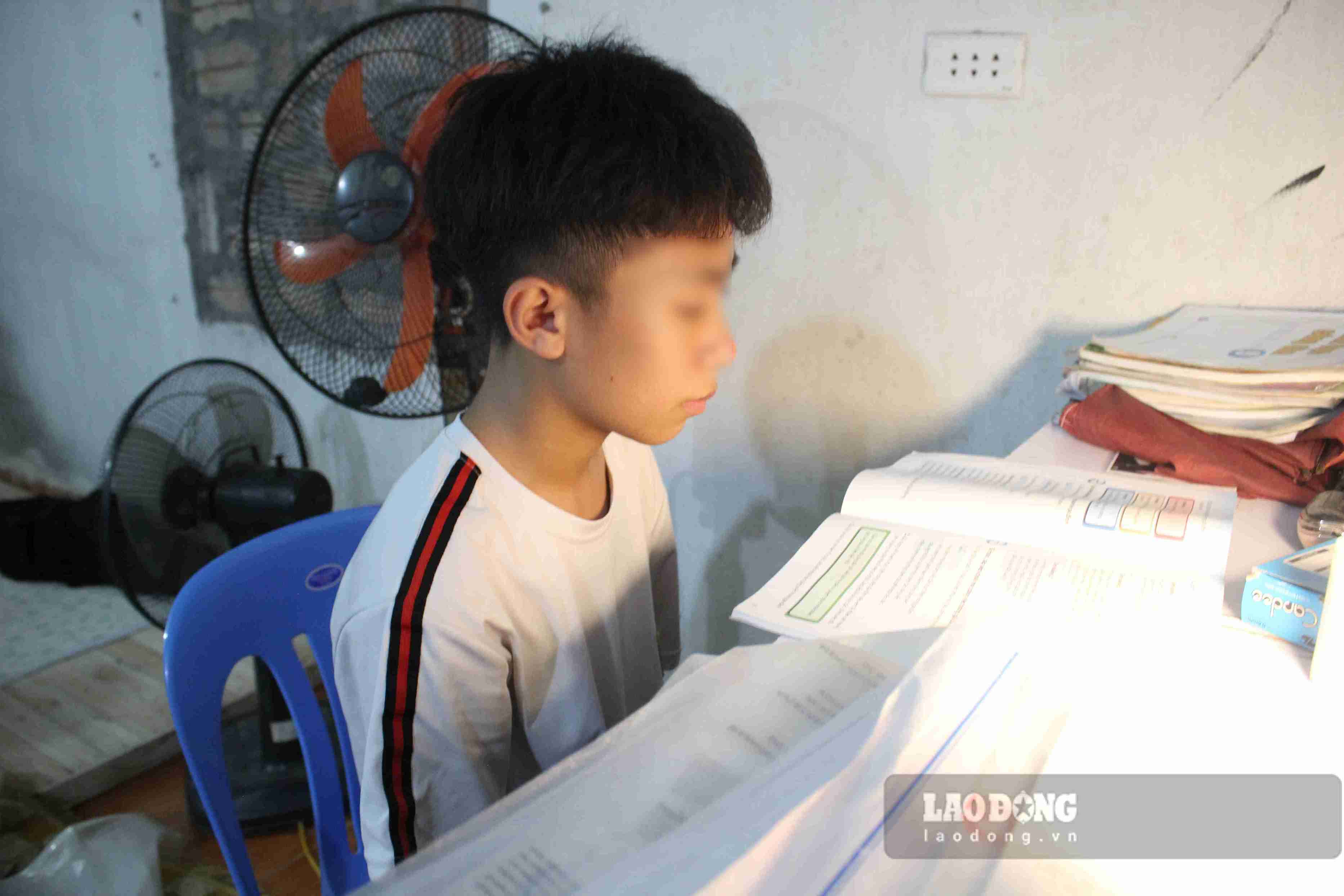 Dù cuộc sống có nhiều khó khăn nhưng Đạt vẫn mong muốn được tiếp tục đến trường. Ảnh: Mai Hương
