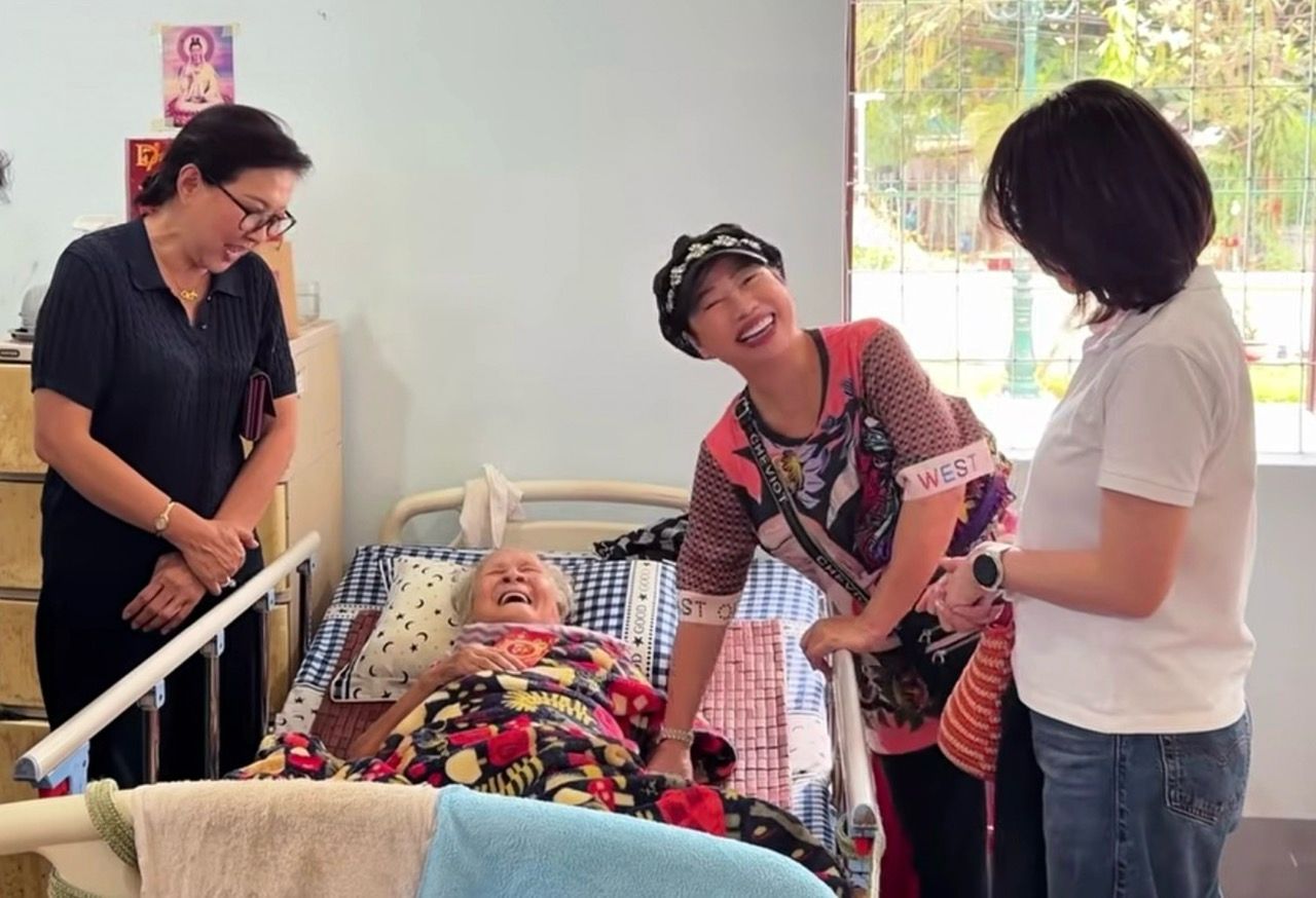 Nghệ sĩ Phi Phụng đến thăm nghệ sĩ Ngọc Đáng. Ảnh: Nghệ sĩ cung cấp. 