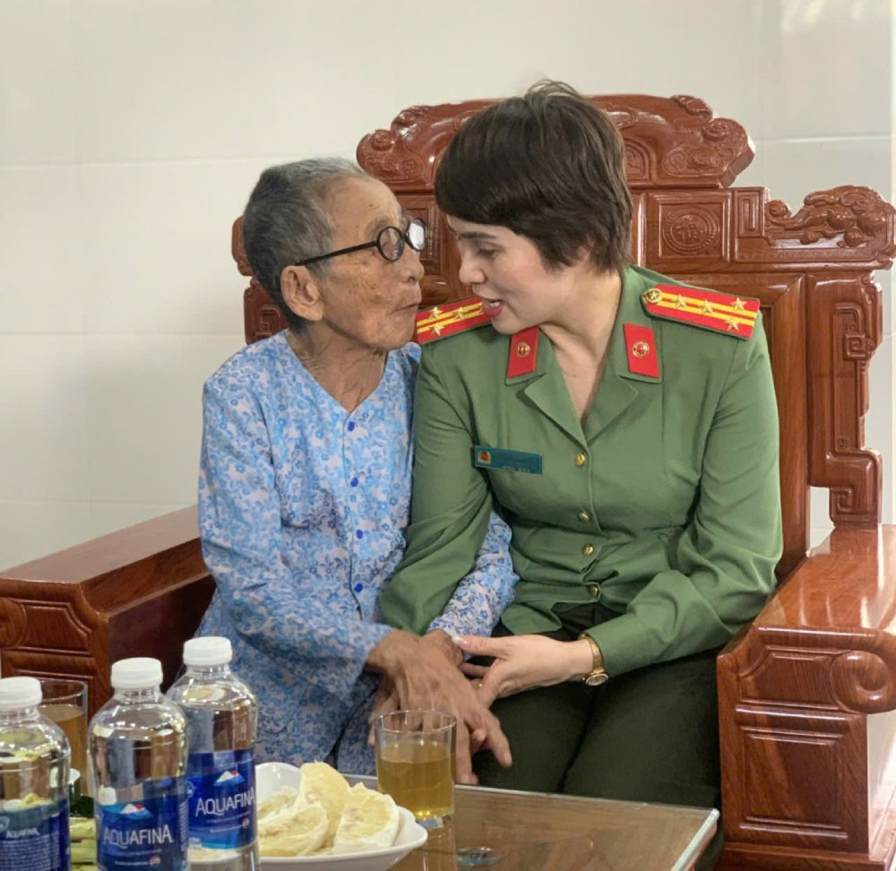 Đại tá Công Thanh Thảo, Trưởng Ban Công đoàn CAND thăm Mẹ Việt Nam Anh hùng Trần Thị Liền (xã Bến Hải, tỉnh Quảng Trị). Ảnh: Công đoàn CAND 