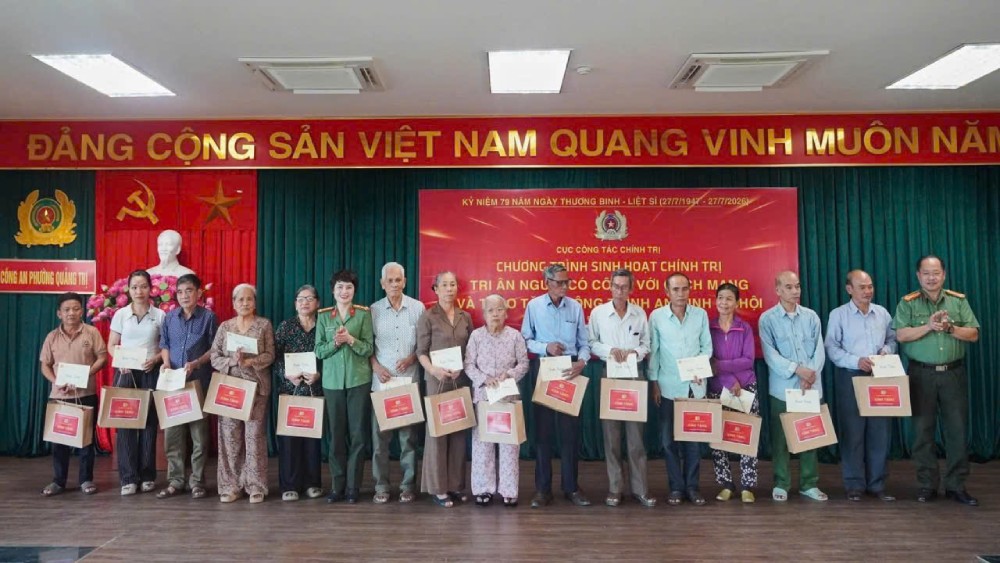 Le colonel Cong Thanh Thao - chef du comité syndical de la police populaire remet des cadeaux de sécurité sociale et rend hommage aux familles bénéficiant de politiques sociales à Quang Tri. Photo: Syndicat de la police populaire