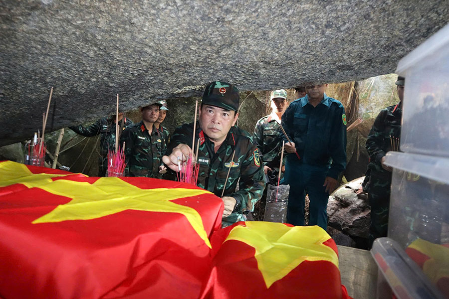 Đại tá Đinh Văn Hưng, Chính ủy Bộ Chỉ huy Quân sự thành phố Đà Nẵng tại hiện trường tìm kiếm hài cốt liệt sỹ. Ảnh: Quang Cường (Bộ CHQS TP Đà Nẵng)