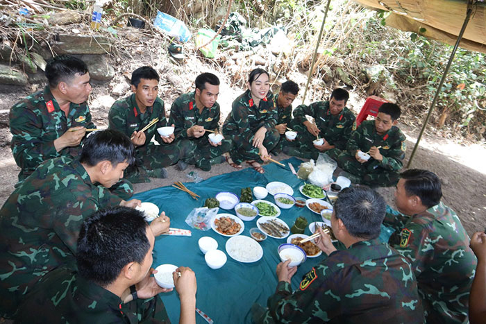 Female officials and members have prepared food, processed and packaged each serving thoughtfully, ensuring nutrition and food safety and hygiene. Photo: Quang Cuong (Da Nang City Military Command)