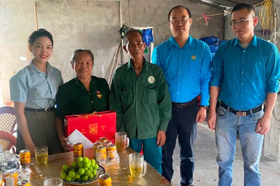 Vietex Co., Ltd. Trade Union presents gifts to families of union members who have contributed to the revolution. Photo: Ha Tinh Trade Union