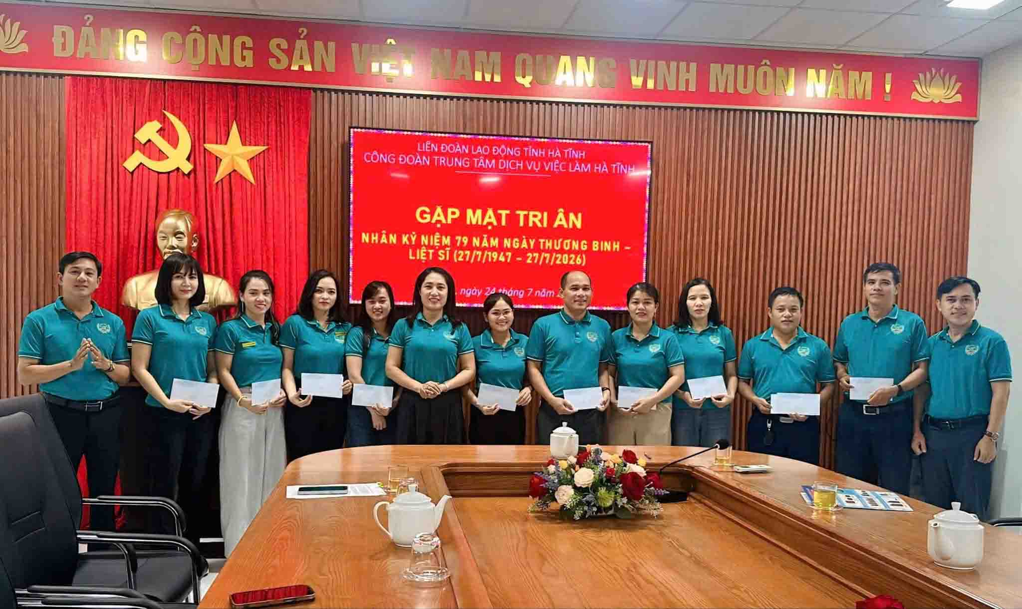 Công đoàn Trung tâm Dịch vụ việc làm Hà Tĩnh tặng quà cho đoàn viên là con của người có công với cách mạng. Ảnh: Công đoàn Hà Tĩnh