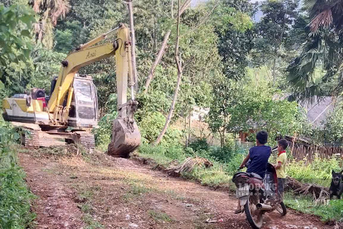 The contractor has mobilized machinery to level the roadbed and resume construction of the Na Sam - Ban No road. Photo: Dinh Dai