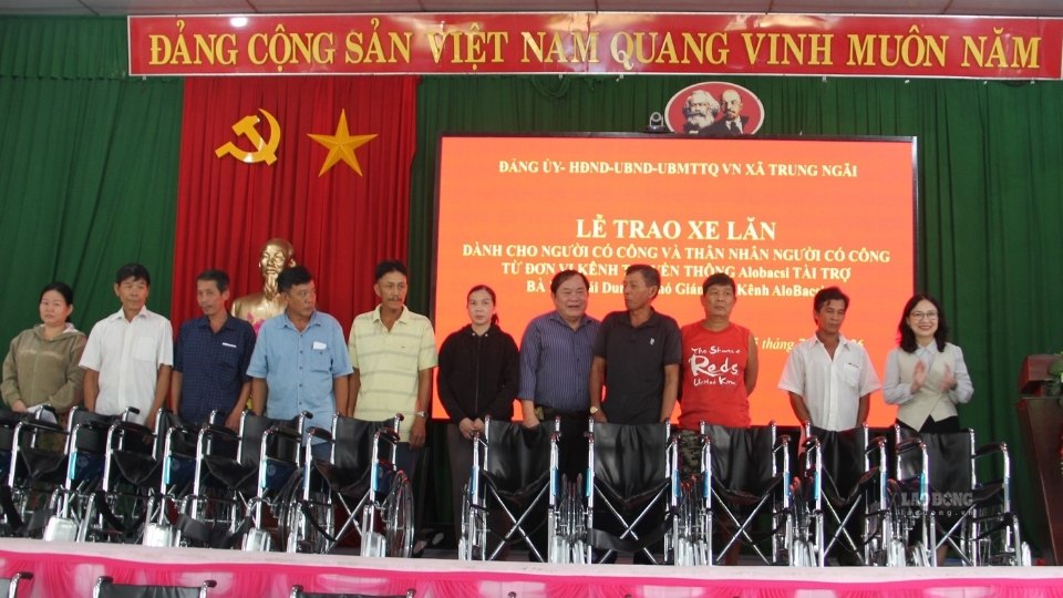 Hoạt động trao tặng xe lăn thể hiện sự tri ân đối với người có công với cách mạng. Ảnh: Hoàng Lộc.