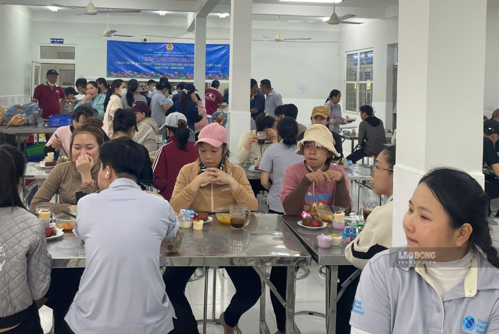 Union members and workers at the company in Phan Thiet Industrial Park participate in the Trade Union Meal. Photo: Duy Tuan