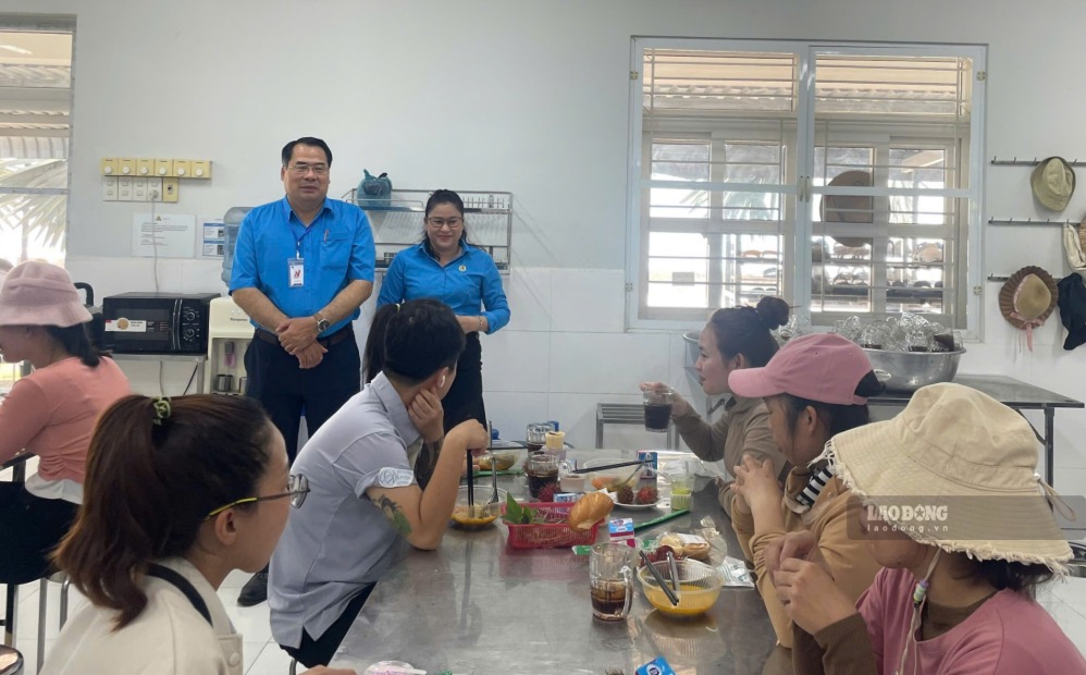 Ông Phạm Sỹ Thế - Phó Ban Thường trực Ban Công tác Công đoàn, Liên đoàn Lao động tỉnh Lâm Đồng tham gia Bữa cơm Công đoàn cùng đoàn viên, người lao động. Ảnh: Duy Tuấn 