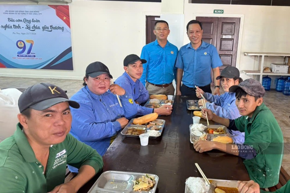 Chủ tịch Công đoàn phường Phú Thủy động viên đoàn viên, người lao động tại Bữa cơm Công đoàn do doanh nghiệp lĩnh vực du lịch tổ chức. Ảnh: Duy Tuấn 