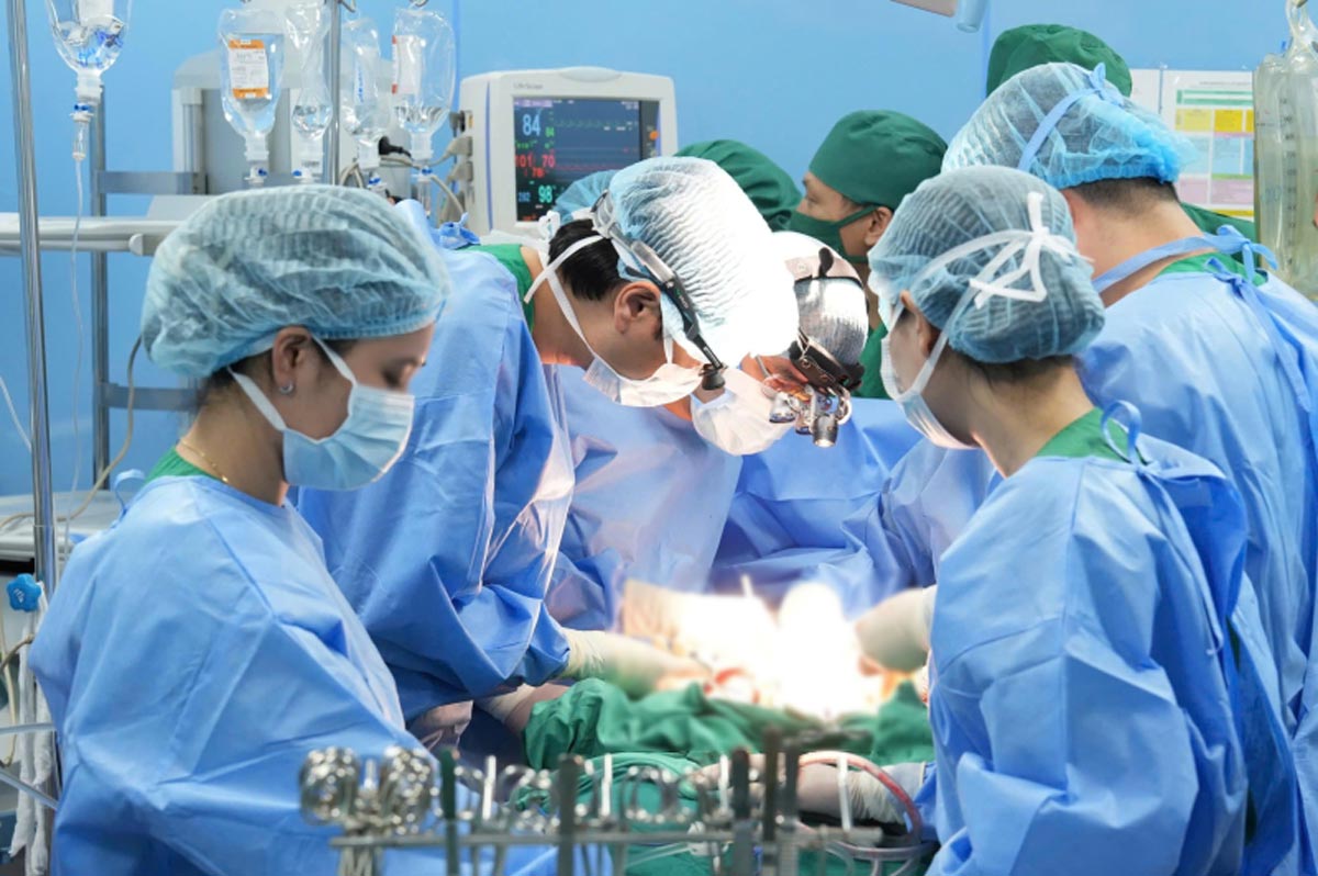 Bai Chay Hospital coordinates with central-level hospitals to organize organ extraction and coordinate organs to organ donation centers. Photo: Bai Chay Hospital