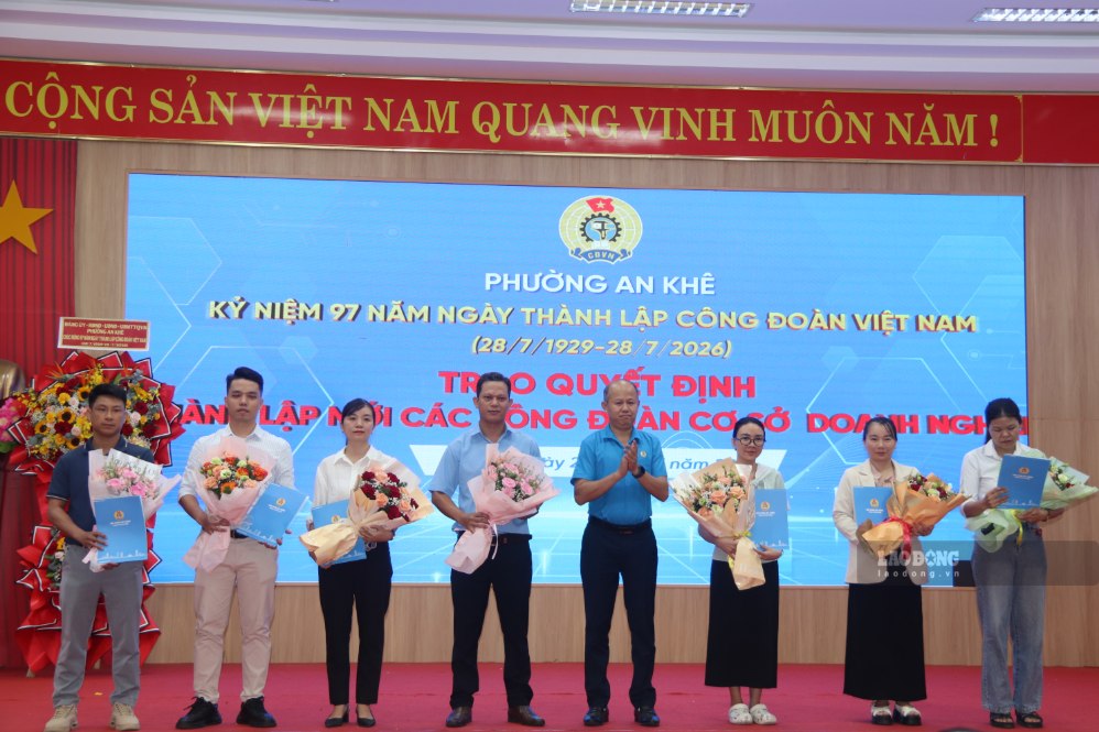 Lễ trao quyết định thành lập cho 9 Công đoàn cơ sở khối doanh nghiệp mới trên địa bàn phường An Khê. Ảnh: Nguyễn Linh