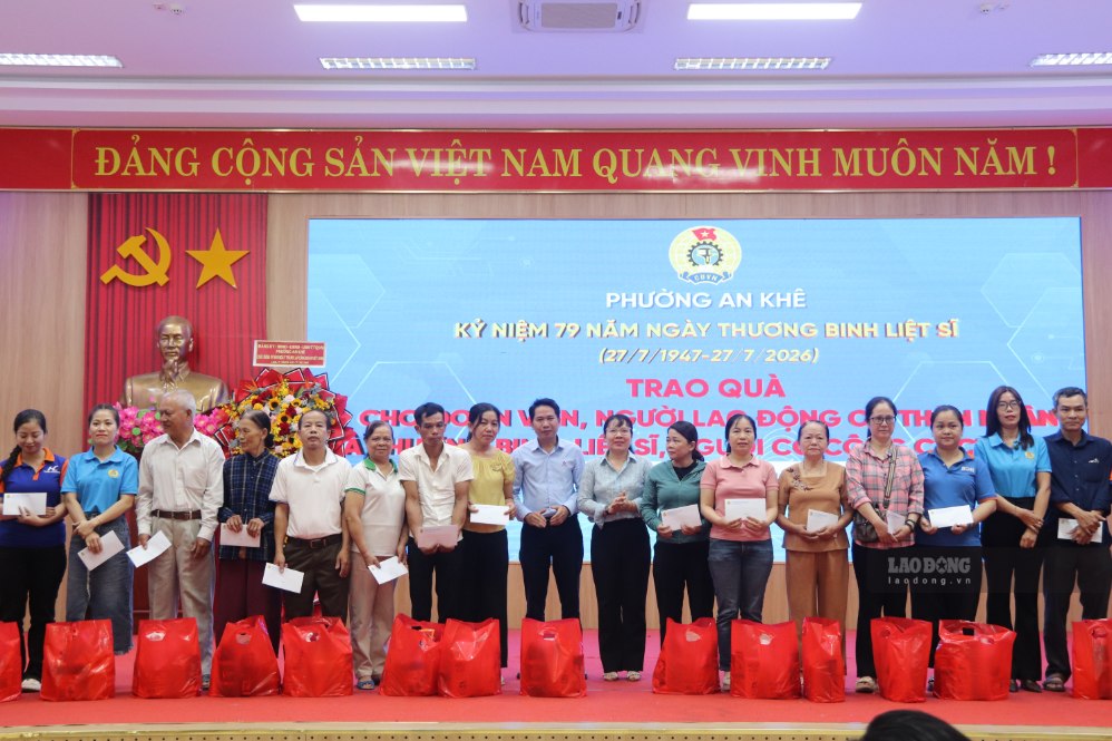 Trao quà tri ân các đoàn viên là thân nhân gia đình chính sách và người có công nhân Ngày Thương binh - Liệt sĩ. Ảnh: Nguyễn Linh