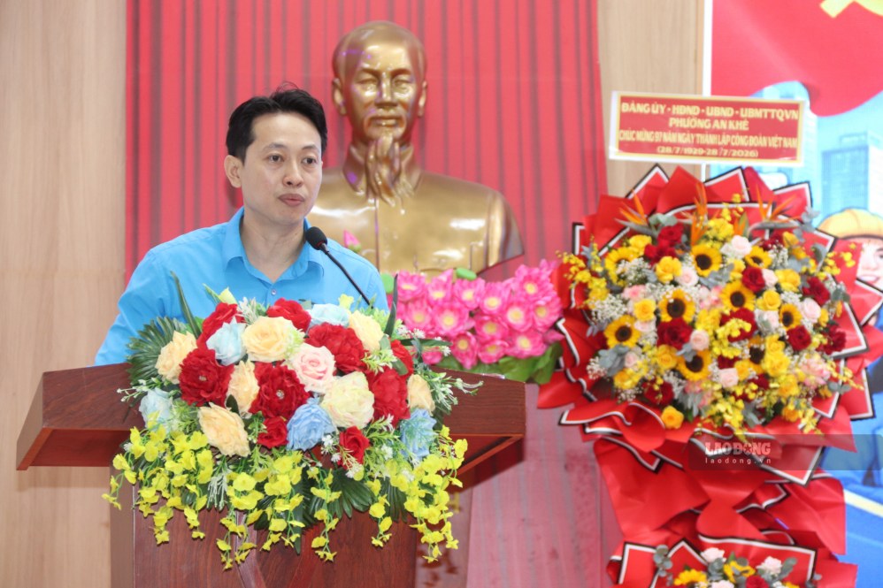 Ông Hoàng Bách Tùng - Chủ tịch Công đoàn phường An Khê phát biểu ôn lại truyền thống vẻ vang của tổ chức Công đoàn. Ảnh: Nguyễn Linh