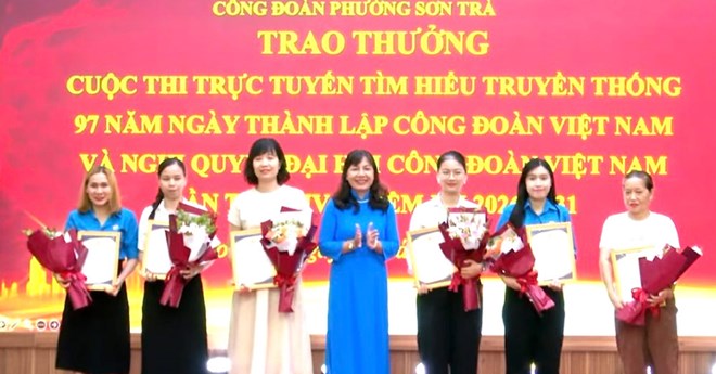 Công đoàn phường Sơn Trà, Đà Nẵng tuyên dương cán bộ công đoàn tiêu biểu. Ảnh Công đoàn Sơn Trà cung cấp