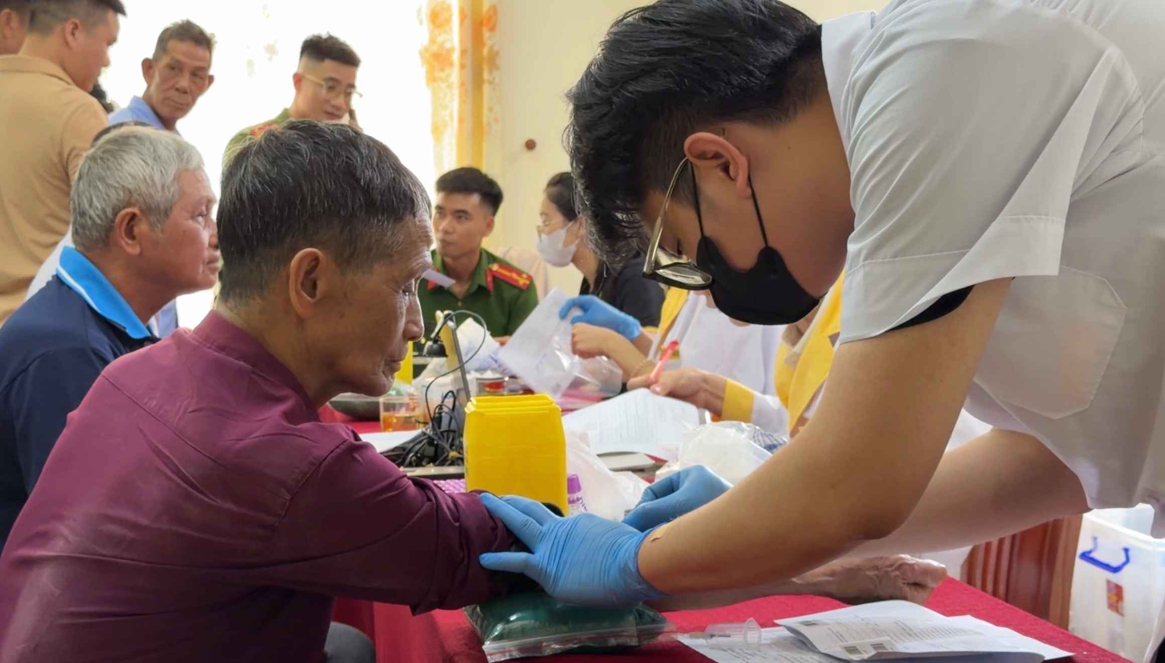 Công tác thu nhận mẫu ADN được thực hiện cẩn trọng. Ảnh: Công an Điện Biên