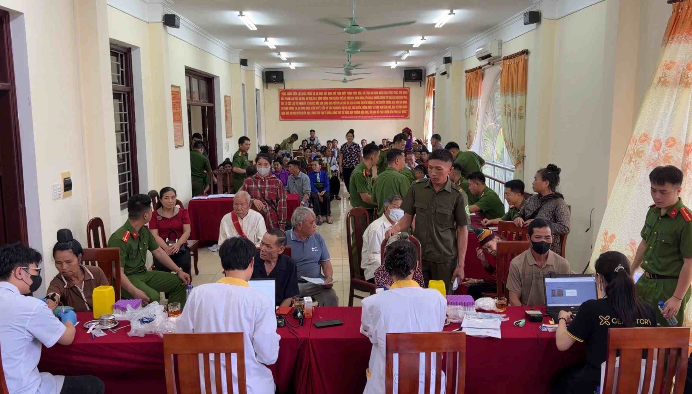 Điện Biên đang đẩy nhanh quá trình thu nhận mẫu ADN góp phần xác định danh tính các liệt sĩ. Ảnh: Công an Điện Biên