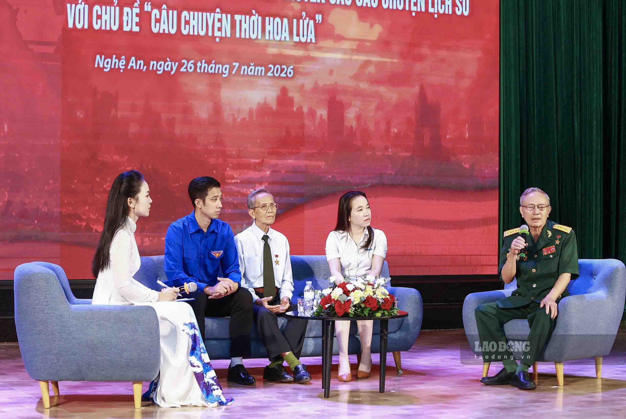 Chương trình giao lưu giữa các nhân chứng lịch sử với những người trẻ đang trực tiếp tham gia lưu giữ, phục dựng và lan tỏa ký ức. Ảnh: Duy Chương