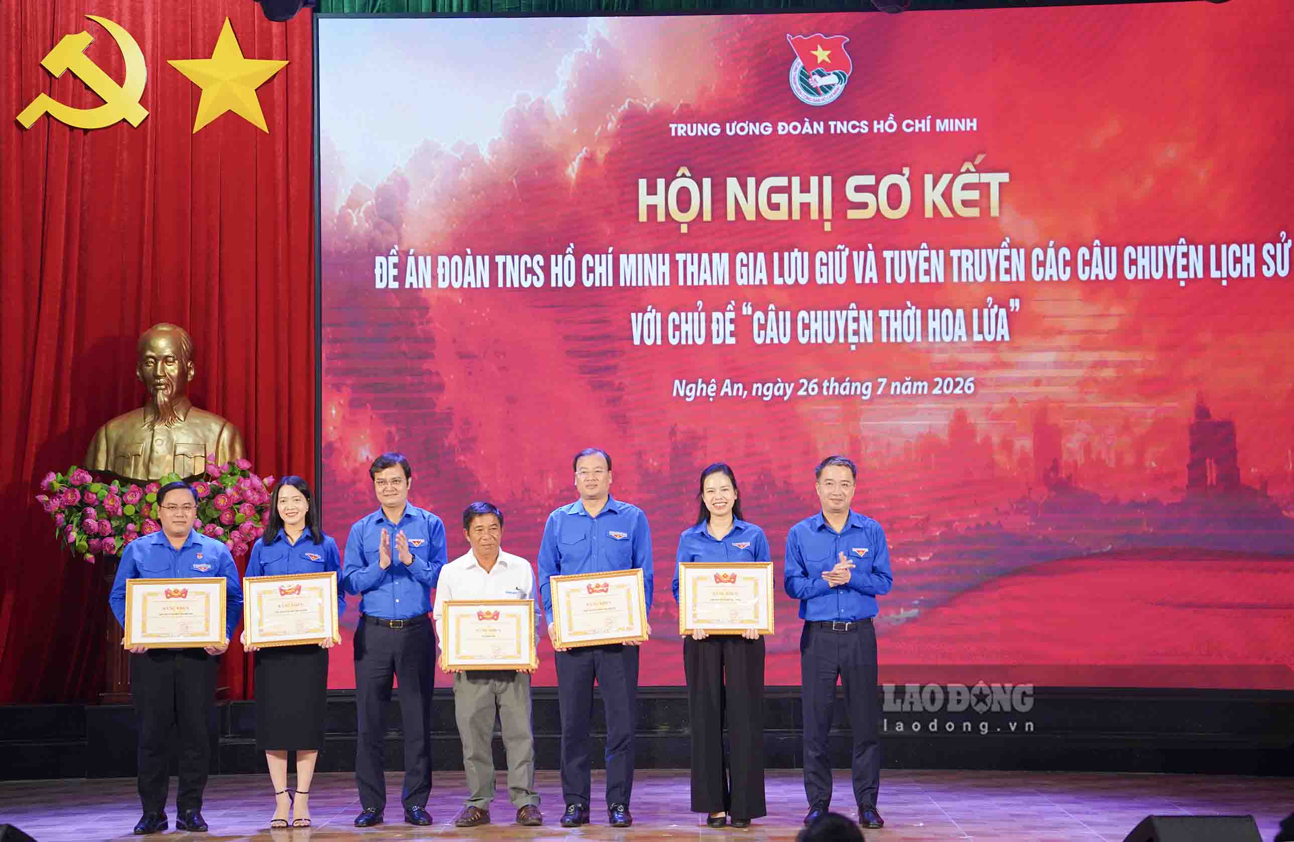 Ban Bí thư Trung ương Đoàn trao bằng khen cho các tập thể có thành tích xuất sắc trong triển khai Đề án. Ảnh: Duy Chương