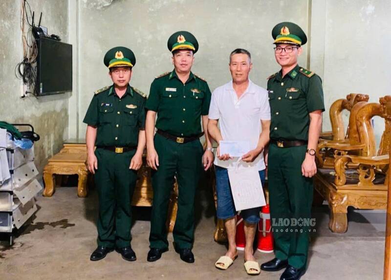 Officers and soldiers give gifts on War Invalids and Martyrs' Day. Photo: Hoang Chinh