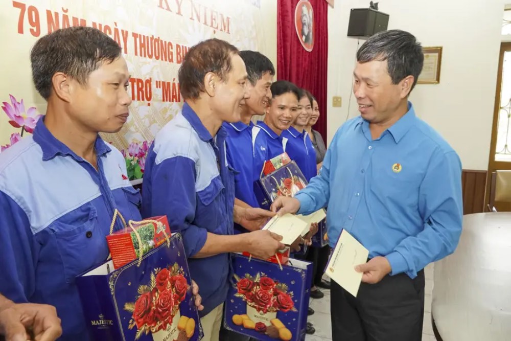 Ông Nguyễn Huy Thông - Chủ tịch Công đoàn Công nghiệp Hóa chất Việt Nam thăm hỏi, tri ân các gia đình chính sách, thân nhân liệt sĩ. Ảnh: Nguyễn Sơn / VINACHEM