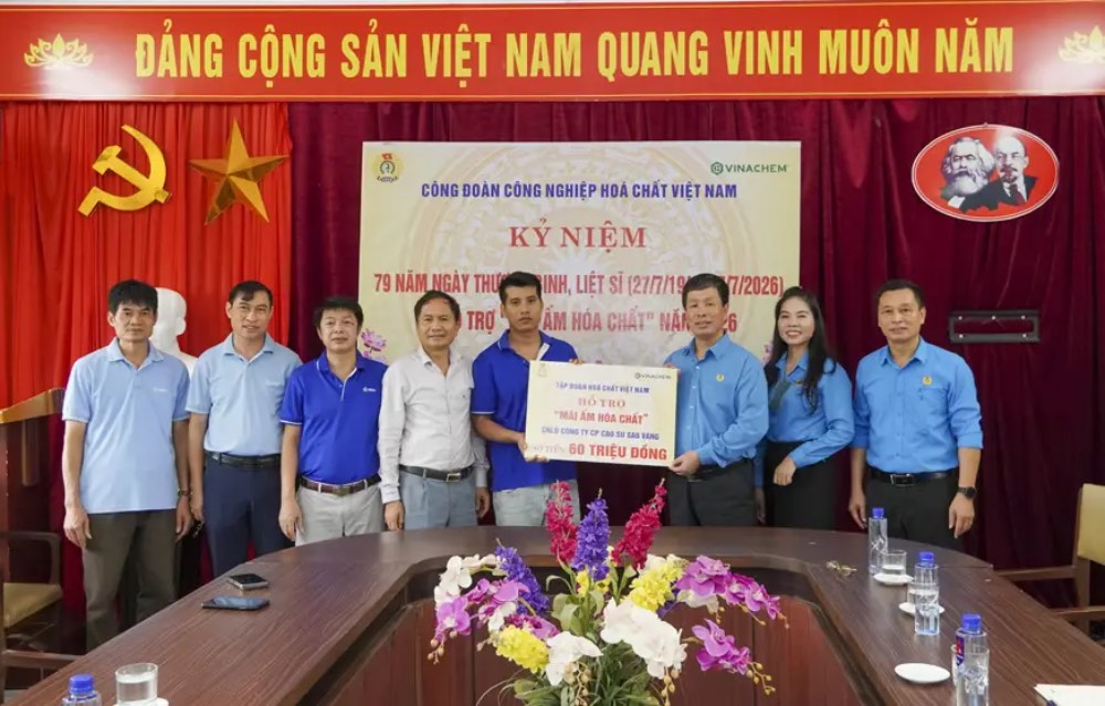 M. Nguyễn Huy Thông - Président du Syndicat de l'industrie chimique du Vietnam remet un soutien "Toit de la chimie" aux membres du syndicat. Photo: Nguyễn Sơn / VINACHEM