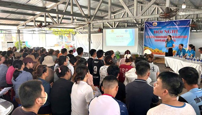Công đoàn xã Thăng An, Đà Nẵng tuyên truyền chính sách BHXH, BHTN cho 150 đoàn viên, người lao động Công đoàn cơ sở Công ty TNHH May mặc Mỹ Hưng. Ảnh Công đoàn Thăng An cung cấp
