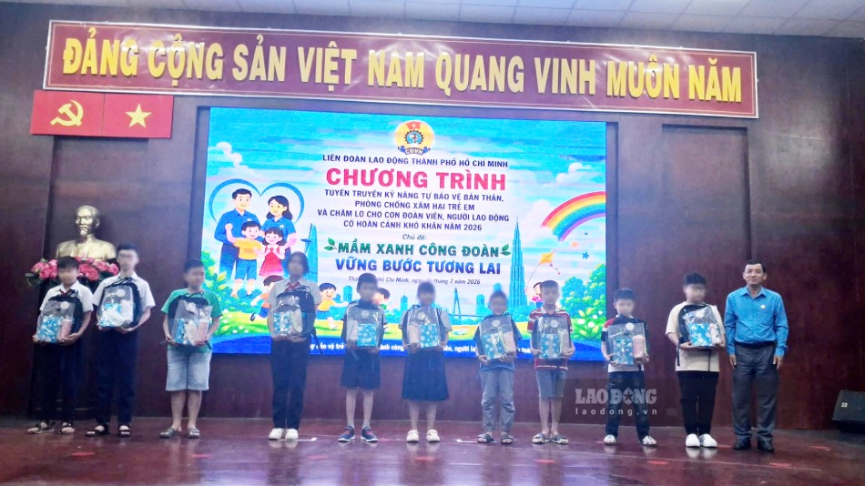 Giving gifts and equipping life skills to children of union members in difficult circumstances in Ho Chi Minh City. Photo: Thai Bao.