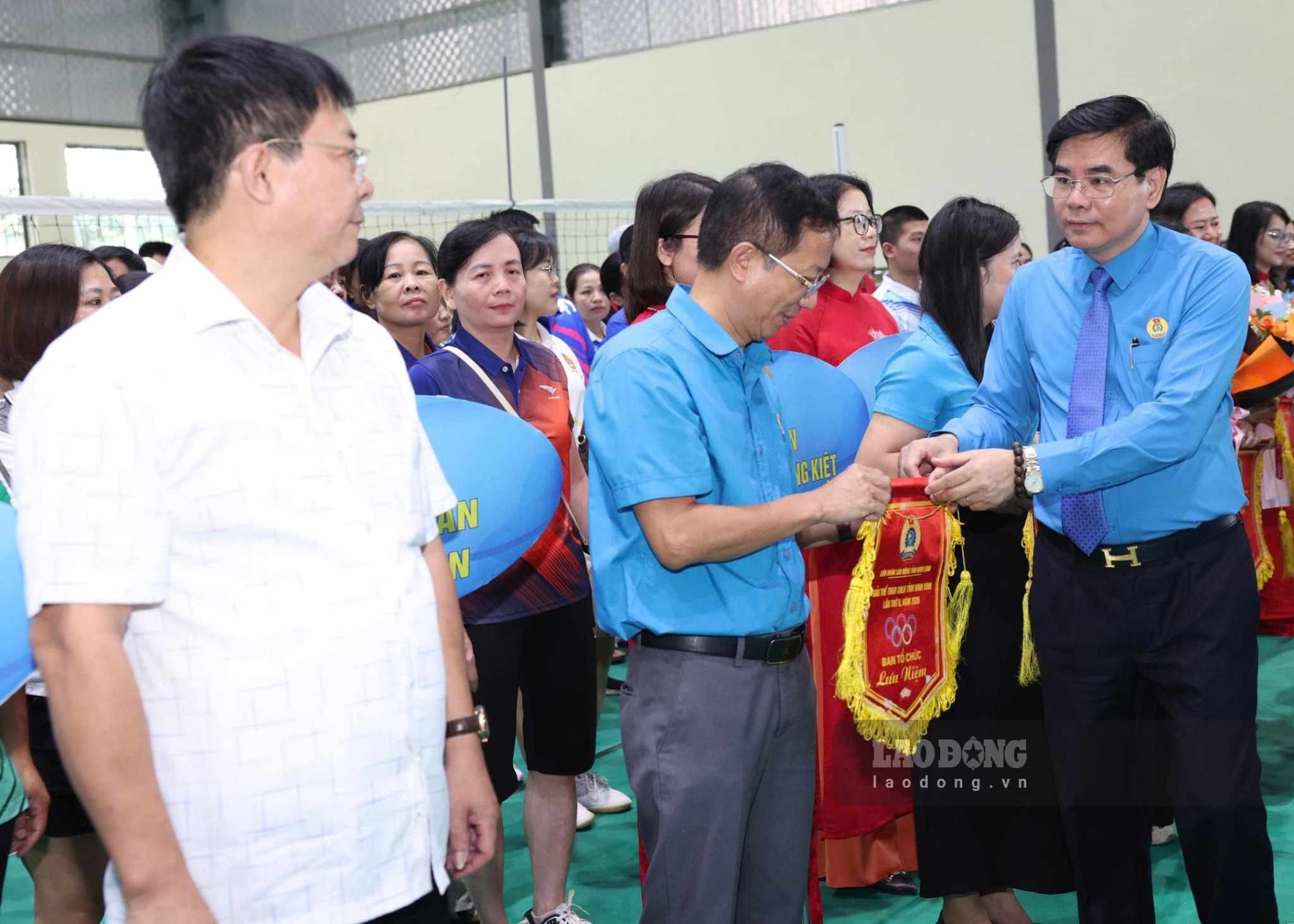 Ông Nguyễn Hải Long - Phó Chủ tịch Ủy ban MTTQ Việt Nam - Chủ tịch LĐLĐ tỉnh Ninh Bình tặng hoa và cờ lưu niệm cho các đội tuyển. Ảnh: Nguyễn Trường