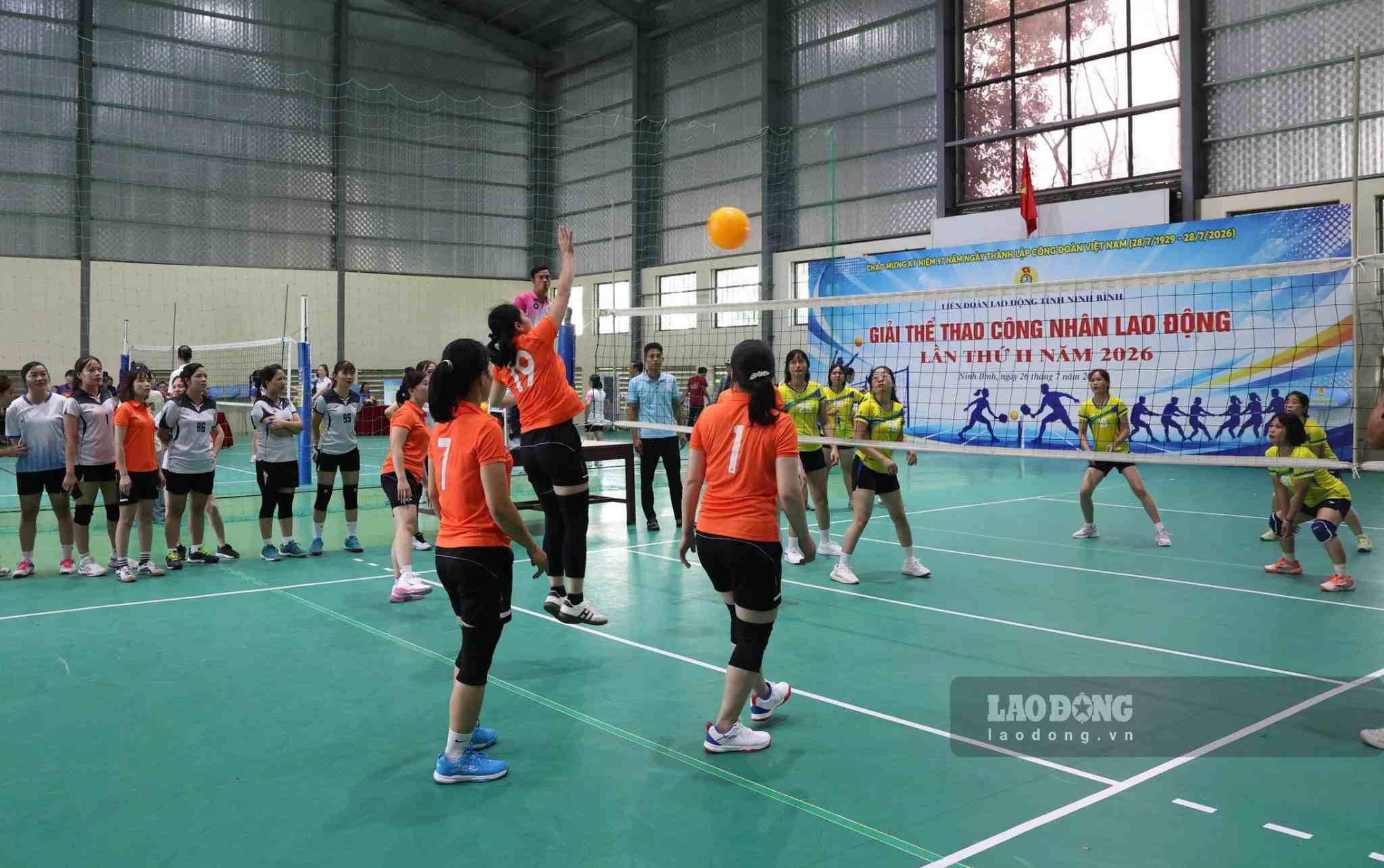 Các đội tuyển tham gia thi đấu môn bóng chuyền hơi. Ảnh: Nguyễn Trường