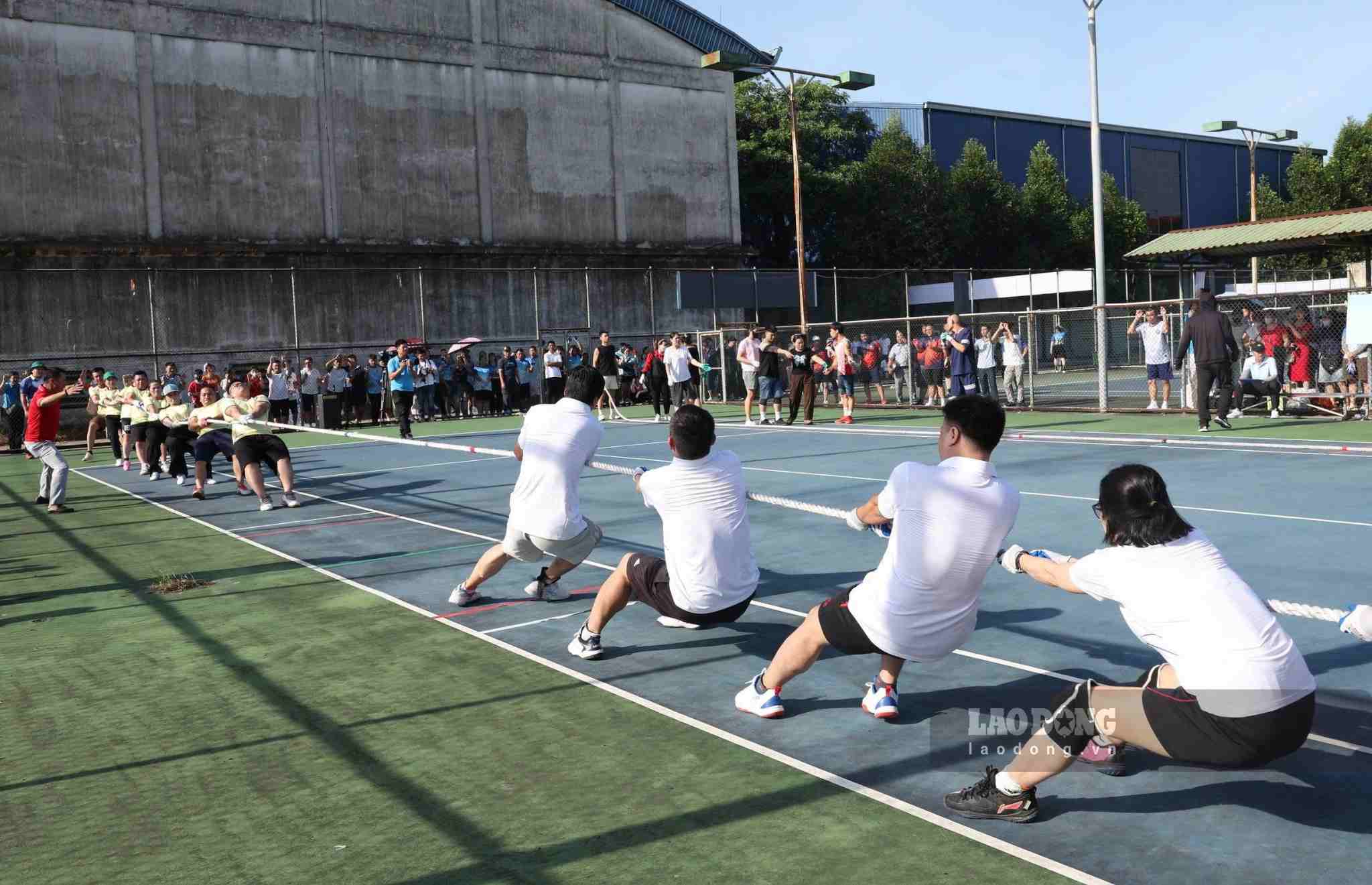 Các đội tuyển tham gia tranh tài môn kéo co. Ảnhr: Nguyễn Trường