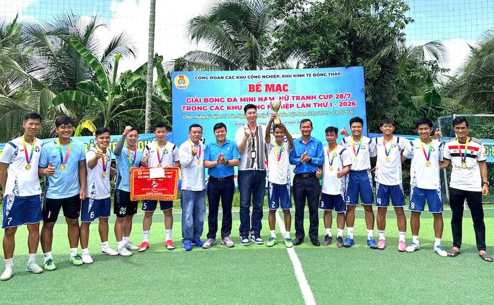Ông Hoàng Khắc Tinh, Phó Chủ tịch Thường trực LĐLĐ Tỉnh (thứ 6 bên trái sang); ông Nguyễn Thanh Nhàn, Chủ tịch Công đoàn các Khu công nghiệp, KKT Đồng Tháp (thứ 7 bên phải sang) trao giải cho các đội đạt thành tích cao