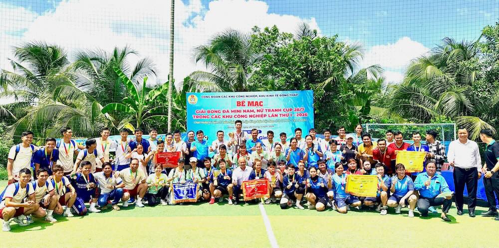 Union members and workers and the organizing committee take souvenir photos at the 28/7 Men's and Women's Mini Football Tournament for the Cup in industrial parks in Dong Thap province for the first time in 2026. Photo: Thanh Nhan.