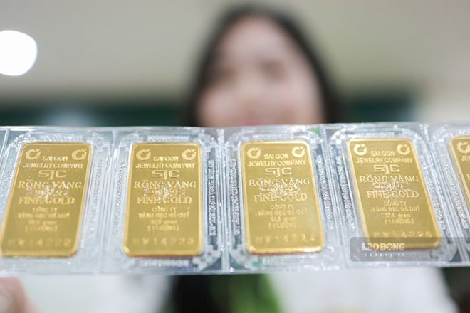 SJC gold price is currently lower than the historical peak by 49.8 million VND/tael. However, compared to the same period last year, the selling price is still nearly 20 million VND higher. Photo: Hai Nguyen.