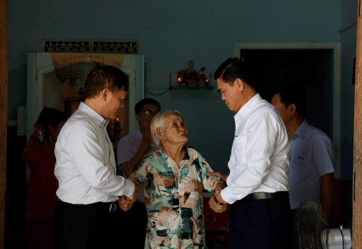 Mẹ Việt Nam Anh hùng Nguyễn Thị Nghĩa (sinh năm 1927, xã Trà My, thành phố Đà Nẵng) vẫn ra tận sân tiễn đoàn công tác, một khoảnh khắc bình dị nhưng đầy xúc động trong hành trình tri ân dịp Tết Nguyên đán Ất Tỵ năm 2025. Ảnh: 