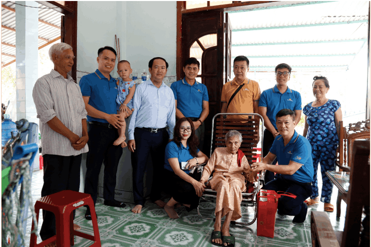 Đoàn công tác Tổng Công ty Hàng không Việt Nam thăm, trao quà tri ân Mẹ Việt Nam Anh hùng Nguyễn Thị Tồn (sinh năm 1925, xã Thăng Trường, thành phố Đà Nẵng). Ảnh:  