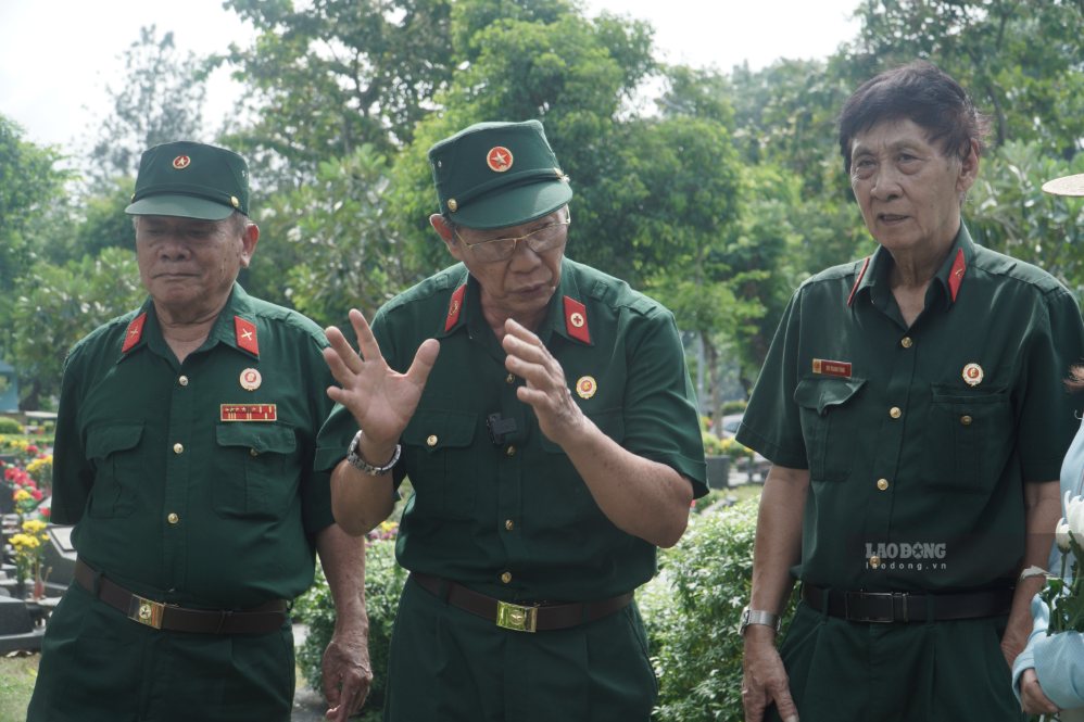 Ông Trần Văn Bản (chỉnh giữa) ôn lại ký ức cùng các đồng đội. Ảnh: Anh Tú