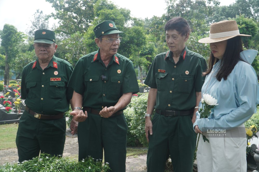 Cựu chiến binh trở về bên những phần mộ đồng đội, ôn lại ký ức về một thời chiến đấu gian khổ. Ảnh: Anh Tú
