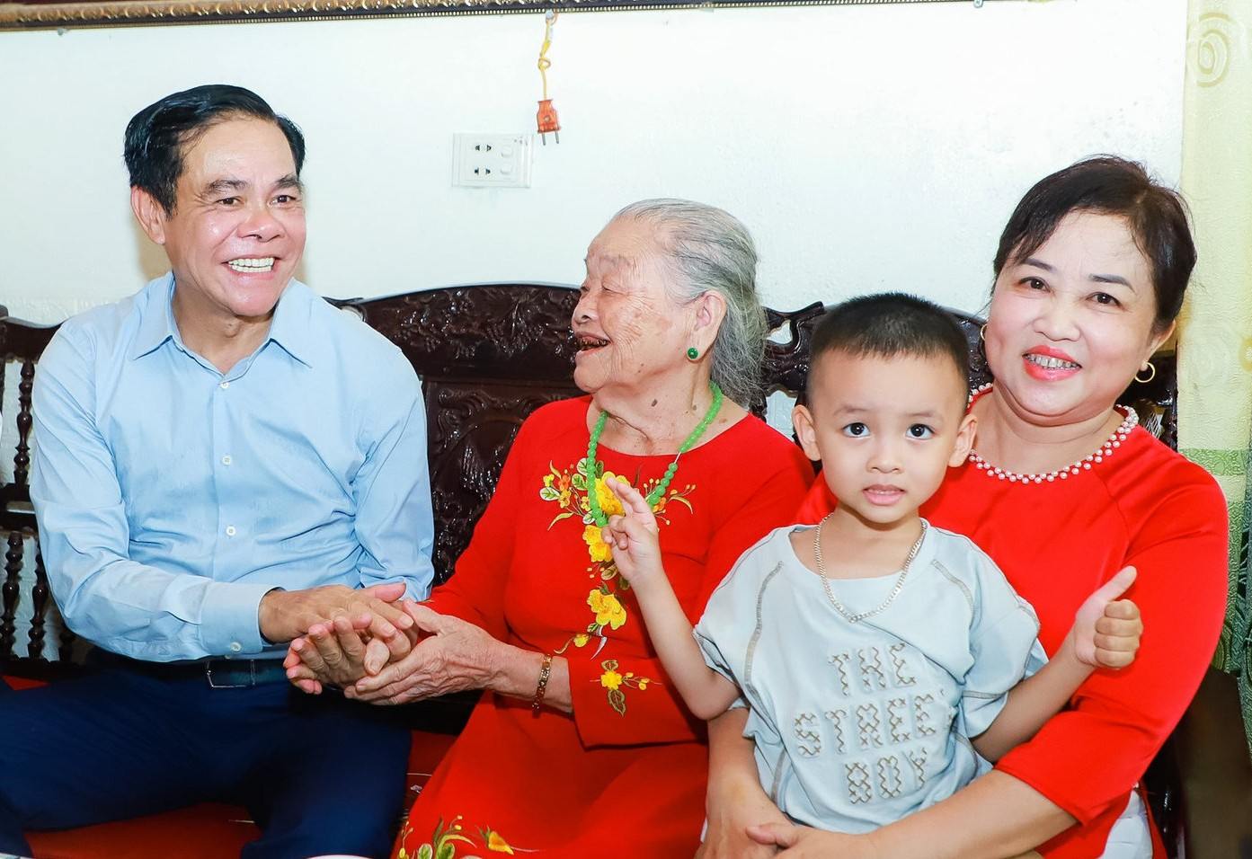 Le président du Comité populaire provincial de Nghệ An, Võ Trọng Hải, rend visite et rend hommage aux familles ayant rendu des services méritoires à la révolution. Photo: Fournie par le Comité populaire provincial de Nghệ An