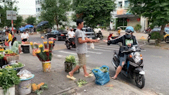 Many workers are choosing to receive periodic supplies from their families in the face of food safety and hygiene concerns in Da Nang. Photo: Thanh Huyen