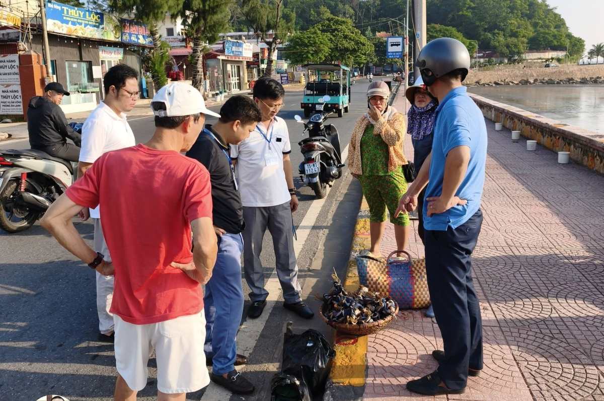 El barrio de Do Son levanta un acta para manejar a los pequeños comerciantes que engañan vendiendo cangrejos a los clientes. Foto: Barrio de Do Son - Hai Phong
