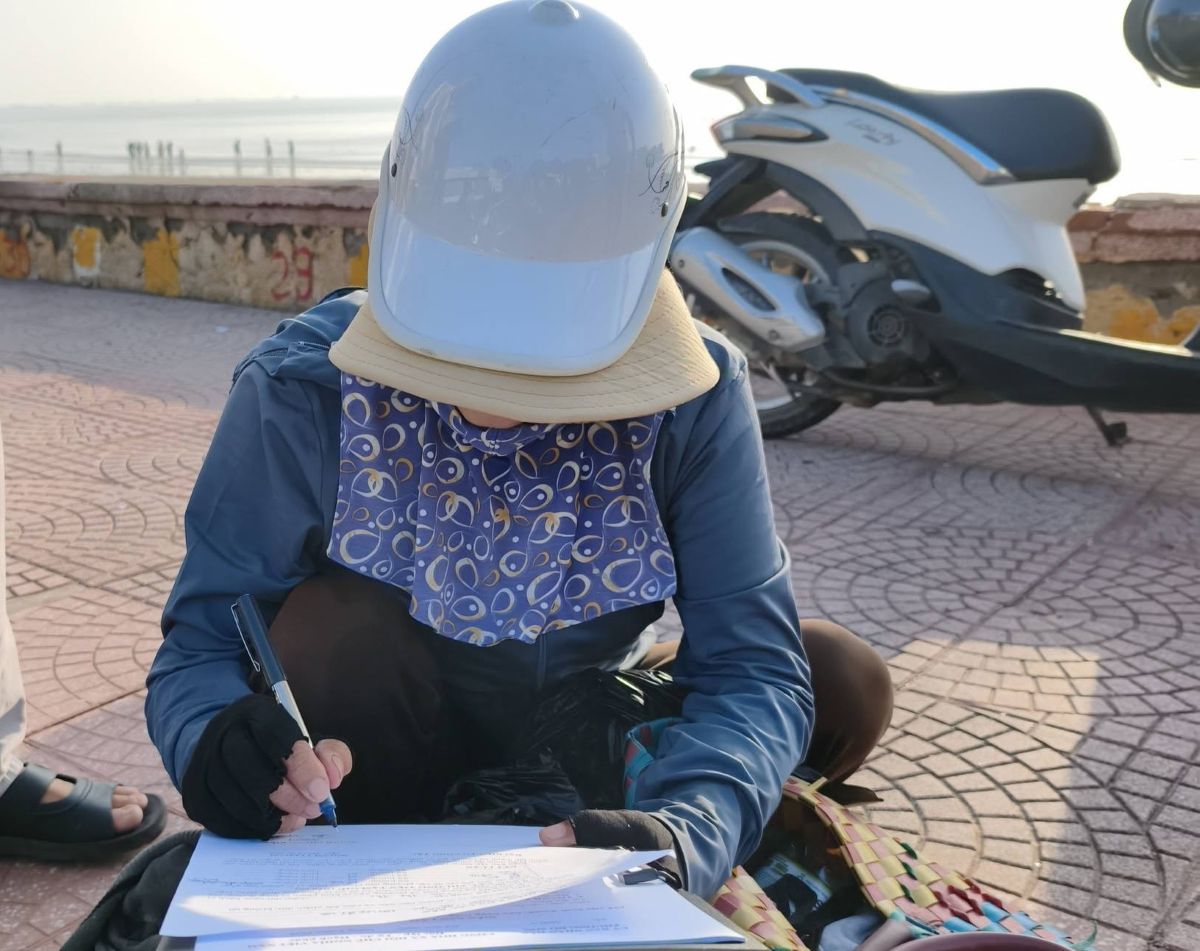Tiểu thương bị phát hiện, lập biên bản. Ảnh: Phường Đồ Sơn