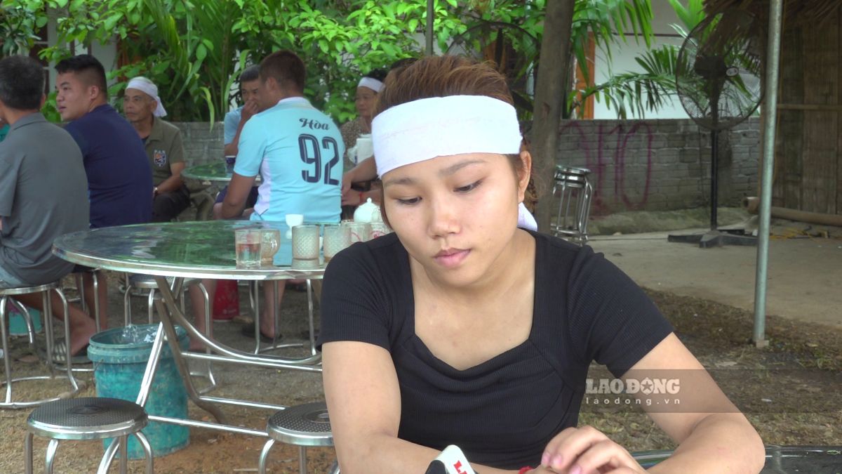 Nữ công nhân Nguyễn Thị Lệ với nỗi đau mất chồng sau vụ tai nạn tại trang trại lợn. Ảnh: Quách Du