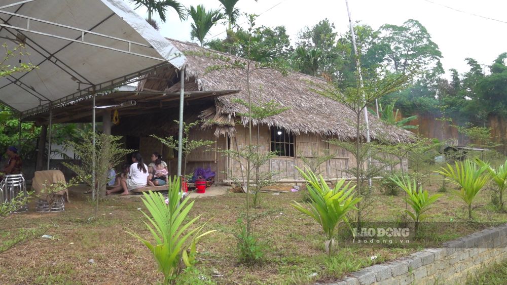 The house of a poor female worker who unfortunately had her husband die in a labor accident, raising 3 young children alone. Photo: Quach Du